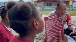 Polisi di Oksibil Jadi Guru Dadakan, Anak-Anak Antusias Belajar Calistung